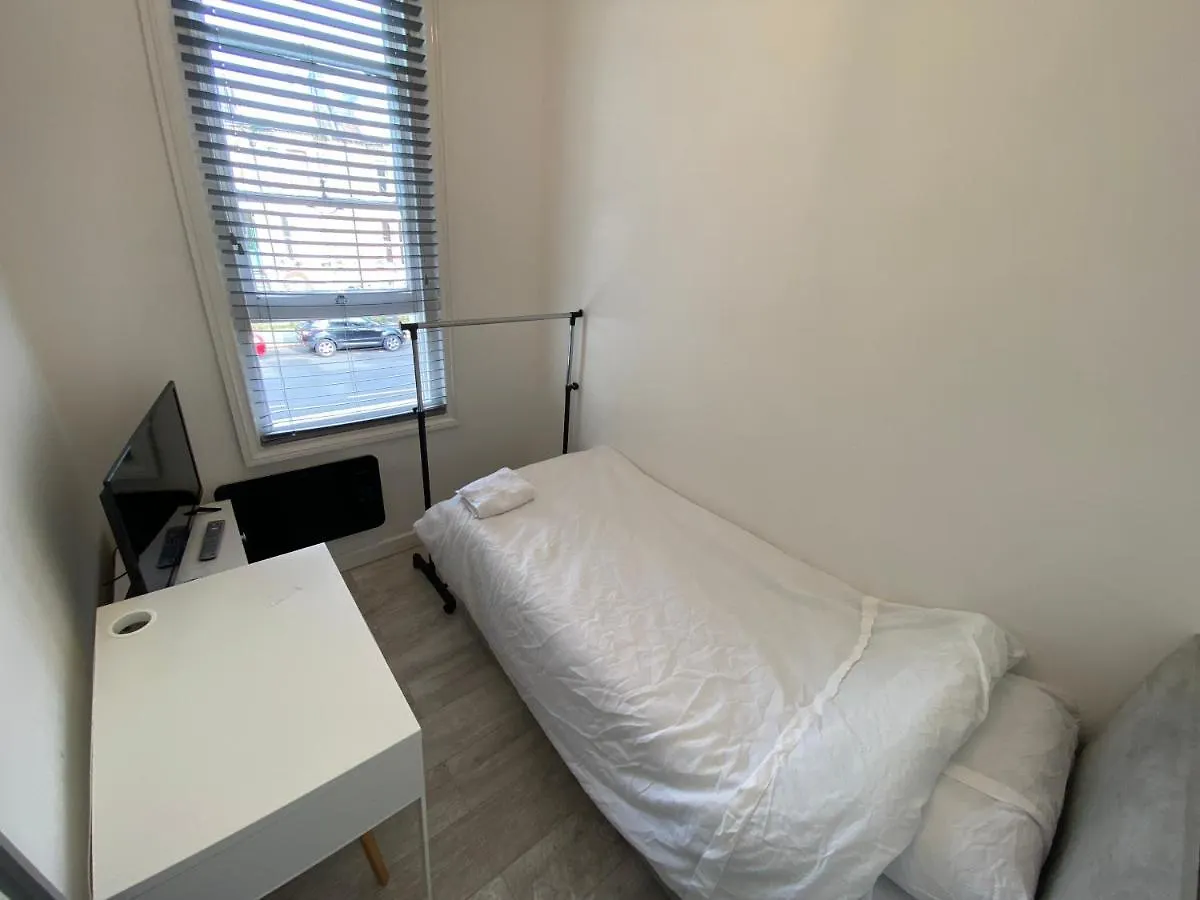Small Single Room Walking Distance To Hove Station